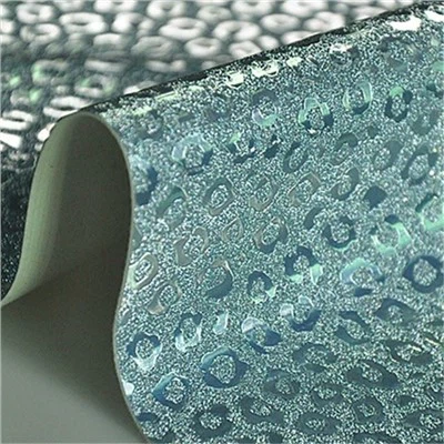 Różnica między mikrofibrą a poliestrem