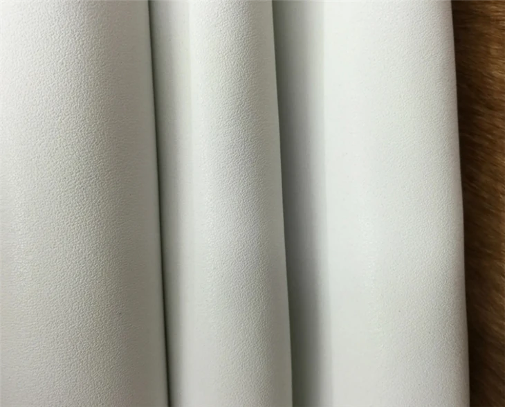 Biała rozkładana sofa ze skóry Pu